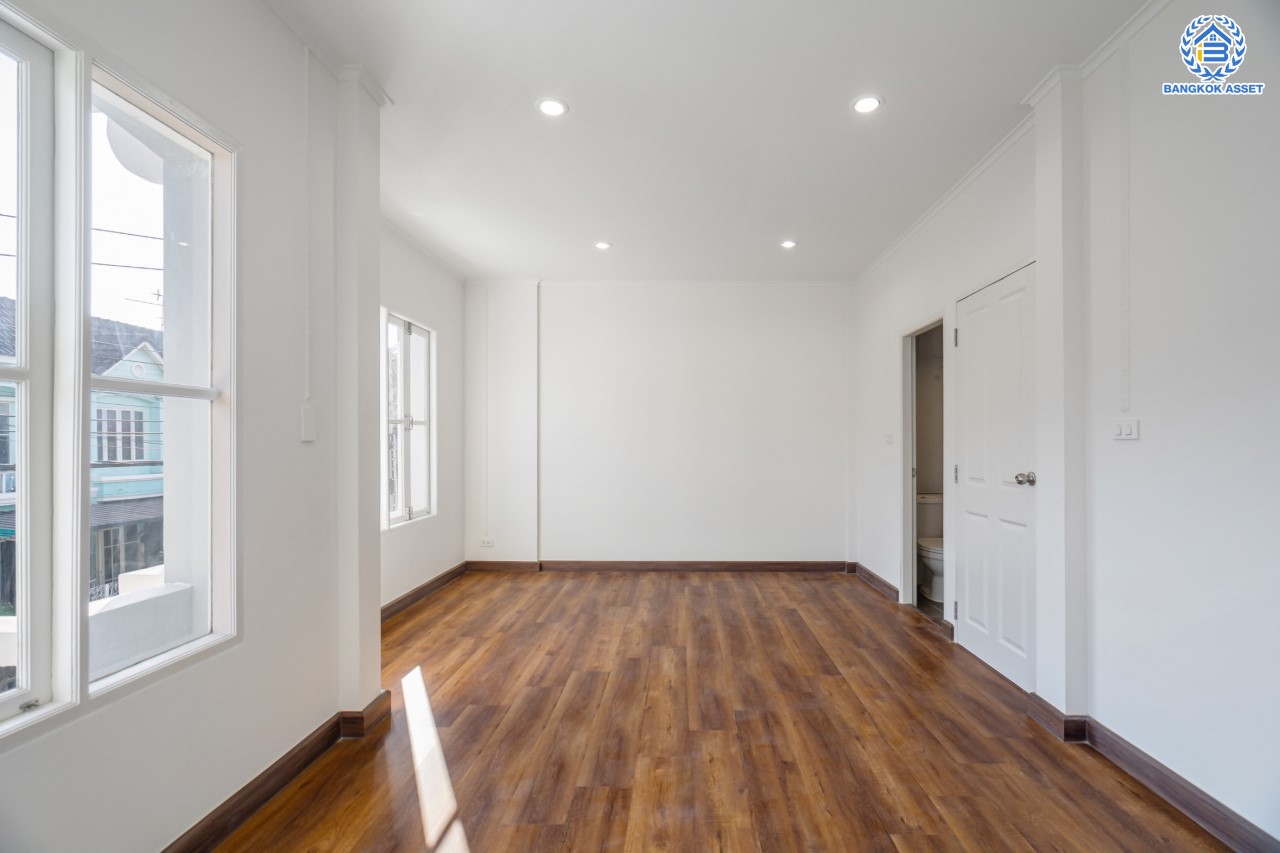 บ้านมือสองตกแต่งใหม่ ม.บุศรินทร์ วงแหวน (บ้านกล้วย-ไทรน้อย) จากแบรนด์ L&H เนื้อที่ 21 ตร.ว. ฟังก์ชัน 3 ห้องนอน 2 ห้องน้ำ จอดรถได้ 1 คัน ตอบโจทย์ทุกการอยู่อาศัย บนทำเลเชื่อมต่อถนนกาญจนาภิเษก ใกล้เซ็นทรัลเวสต์เกต และรถไฟฟ้าสายสีม่วง "สถานีคลองบางไผ่"